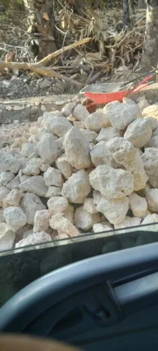 Pekerjaan Pembangunan Penahan Jalan Eahun-Kimadale Diduga Gunakan Batu Sertu