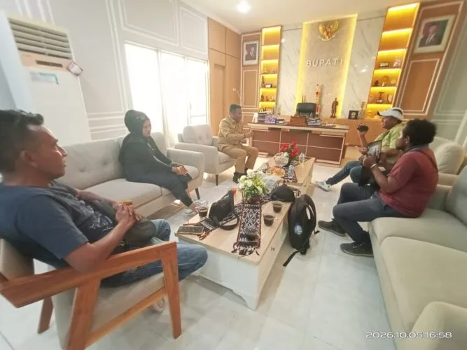 Bupati Rote Ndao audiensi para wartawan di ruang kerjanya